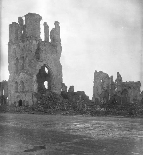 Olive Edis: Ruiny Soukenické haly v belgických Yprech, 1919.
FOTO: Norfolk Cromer Museum
