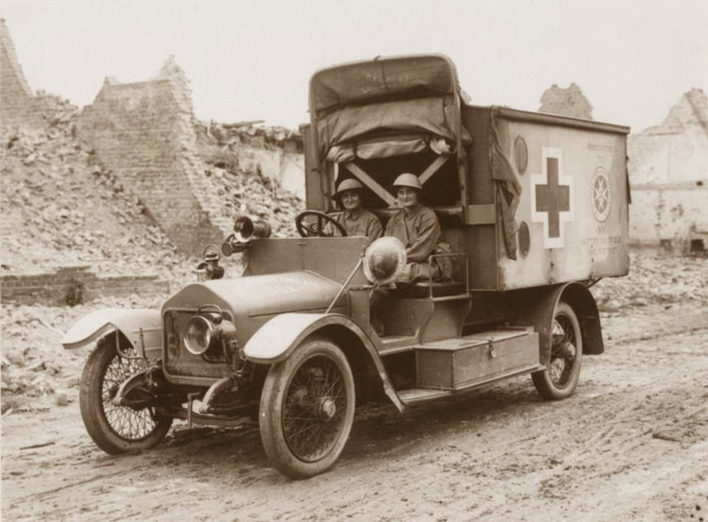 Mairi Chisholm a Elsie Knocker projíždějí ve své ambulanci francouzskou vesnici nedaleko Nieuportu, 30. července 1917.