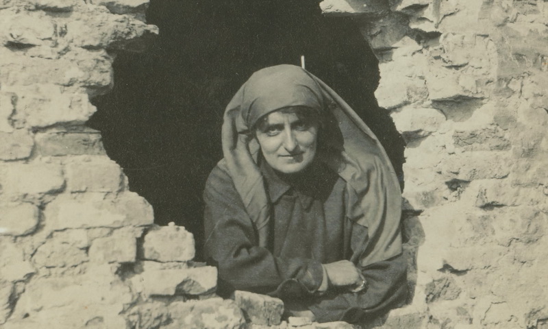 Elsie Knocker na snímku, který pořídila Mairi Chisholm.
FOTO: © National Library of Scotland
