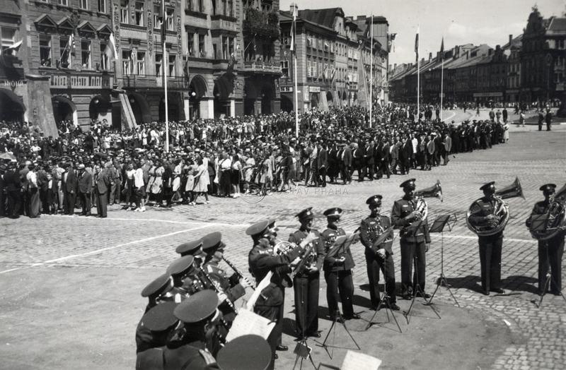 Hudba Vládního vojska hraje na Velkém náměstí v Hradci Králové při manifestaci dokazující věrnost nacistickým okupantům, polovina roku 1942