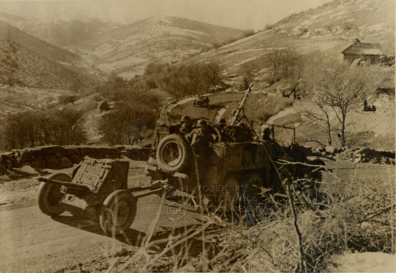 Dělostřelecký tahač Krupp „Protze“ s protitankovým kanónem 3.7 cm Pak 36