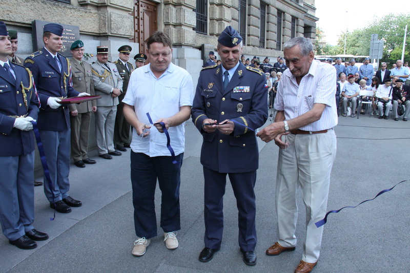 Slavnostní přestřižení pásky - vlevo autor výstavy Jiří Rajlich, uprostřed velitel Vzdušných sil Armády České republiky, brigádní generál Petr Hromek