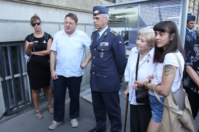 Vlevo autor výstavy Jiří Rajlich, vpravo velitel Vzdušných sil Armády České republiky, brigádní generál Petr Hromek