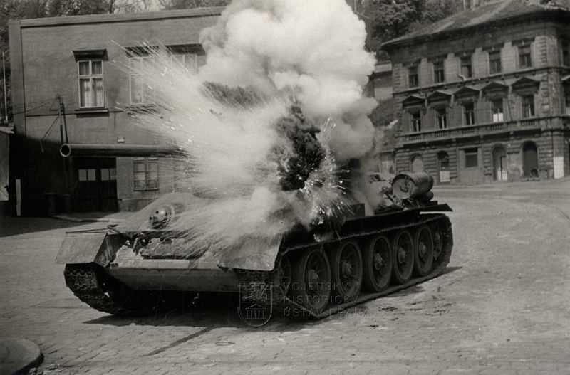 Tank T-34/85 při natáčení filmu Osvobození Prahy