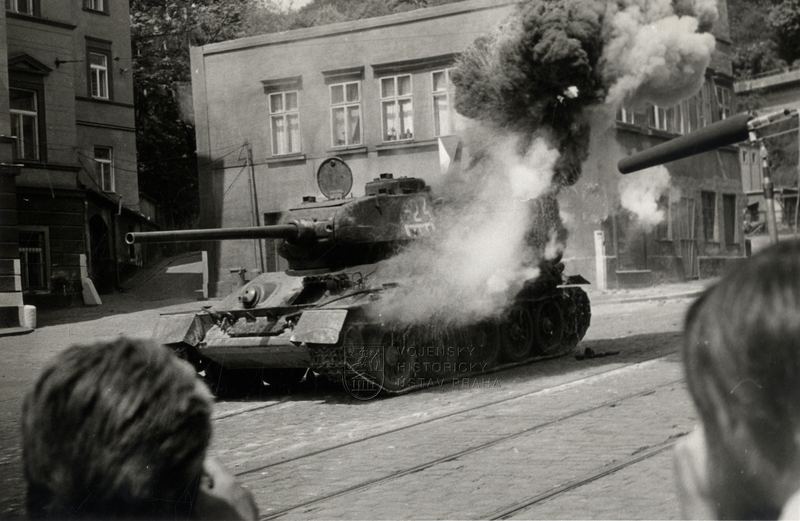 Sovětský tank T-34-85 při natáčení filmu Osvobození Prahy, v popředí příslušníci filmového štábu