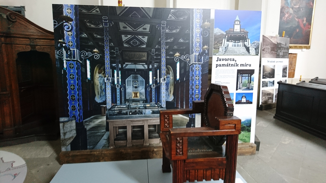 Snímek z expozice ve Vojenském kostele sv. Jana Nepomuckého na pražských Hradčanech
(Velvyslanectví Slovinské republiky v Praze)

