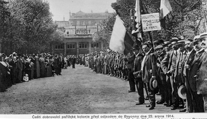 Odchod prvních českých dobrovolníků z Palais Royal v Paříži na nádraží, srpen 1914