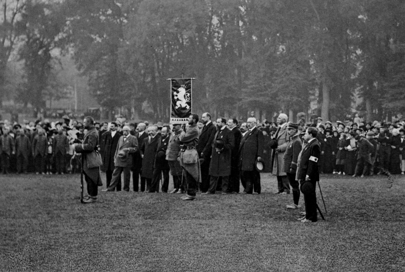 Rota „Nazdar“ přijímá na přísaze z rukou starosty v Bayonnu praporec, 12. říjen 1914