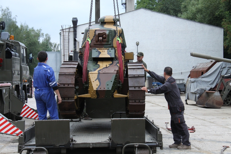 Tank Renault FT-17 po příjezdu do lešanského muzea na konci srpna 2018