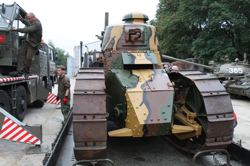 Tank Renault FT-17 po příjezdu do lešanského muzea na konci srpna 2018