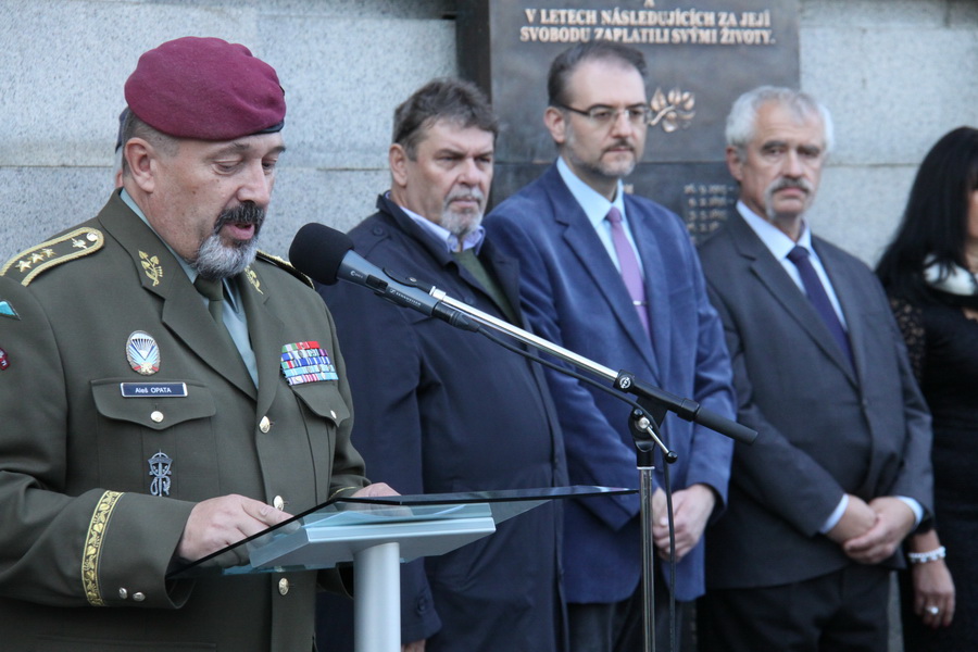 Náčelník Generálního štábu AČR, generálporučík Aleš Opata, v pozadí tři autoři výstavy. Zleva Jindřich Marek, Karel Straka a Jaroslav Láník.