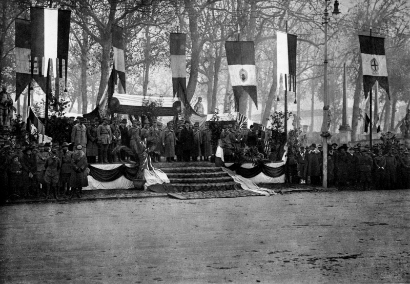 Italský král s důstojnickým sborem přehlíží defilé čs. armádního sboru po slavnostní přísaze čs. republice na náměstí v Padově, 8. prosinec 1918

