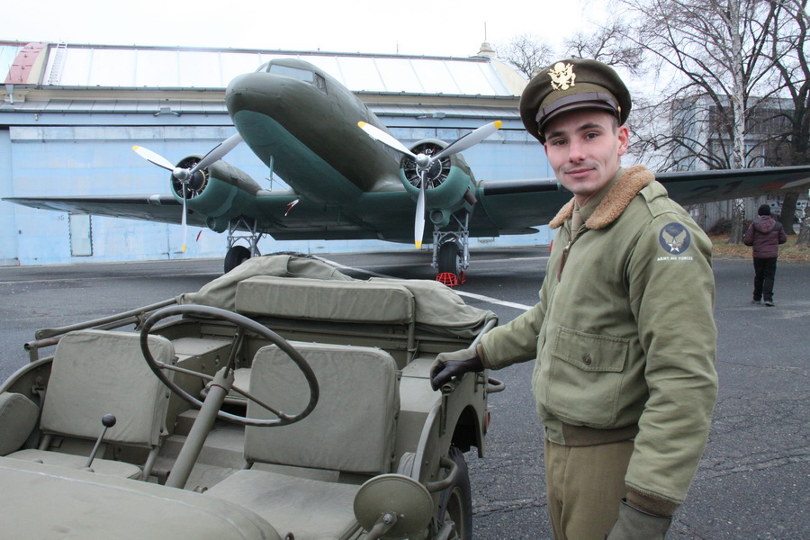 Dvě legendy: americký vůz jeep a americký letoun DC-3