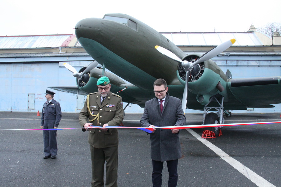 Ředitel VHÚ plk. gšt. Aleš Knížek a ředitel VTÚ Jiří Protiva při slavnostním předání letounu DC-3