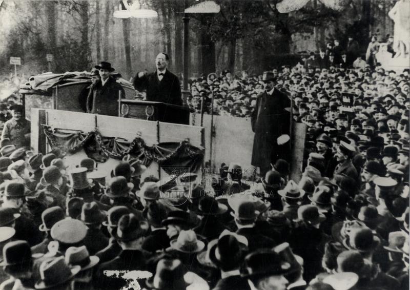 Němečtí revolucionáři za revoluce z let 1918–19, hovoří Karl Liebknecht