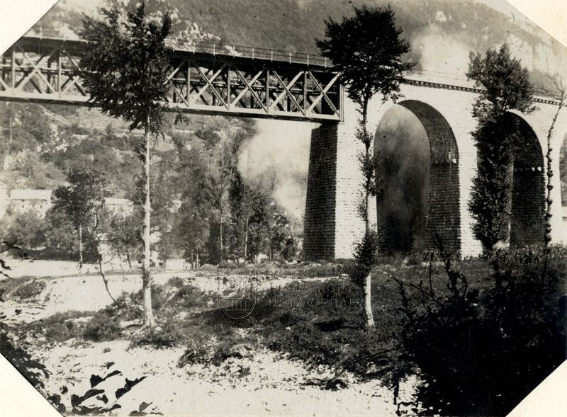 Exploze italského granátu za železničním mostem přes Soču