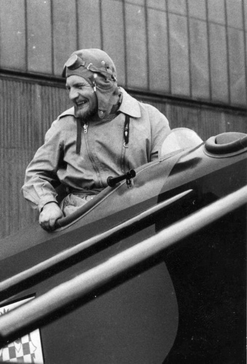 Oceněný letecký restaurátor Jan Sýkora (1938-2002), jenž byl dlouholetým aktivním sportovním pilotem, patřil k zakladatelům a dlouholetým oporám dnešního Leteckého muzea VHÚ v Praze-Kbelích. (foto VHÚ)