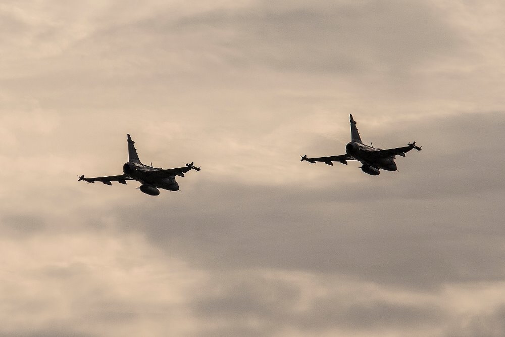 Průlet dvojice Gripenů (foto Petr Kolmann)