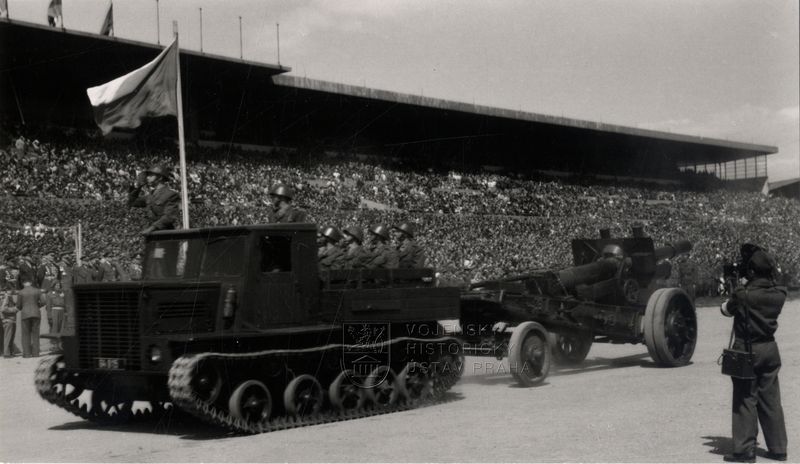 Sovětský lehký pásový dělostřelecký tahač Ja-12