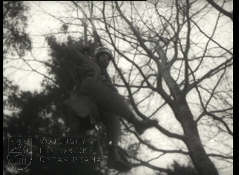 Film „Příprava pilotů k přežití po katapultáži“
