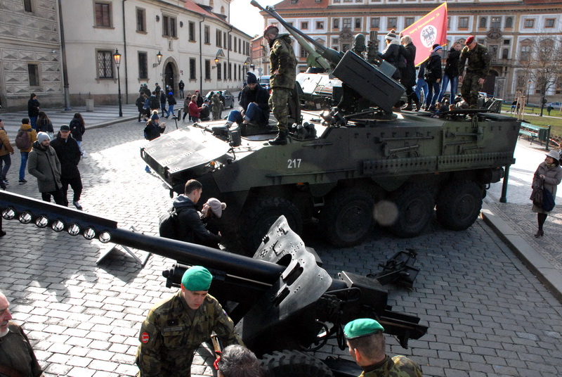 Výročí 20 let v NATO: vojenská technika na Pražském hradě, včetně té z VHÚ