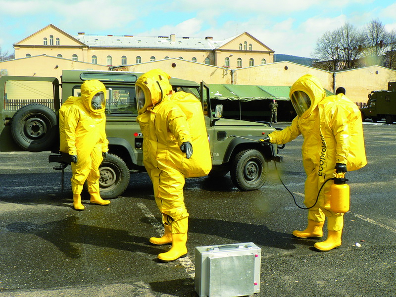 V rámci Sil rychlé reakce se Česká republika v roce 2003 zavázala vystavět první mnohonárodní prapor radiační, chemické a biologické ochrany NATO a stát v prvním roce v jeho čele. Jeho nasazení předcházel intenzivní výcvik.

