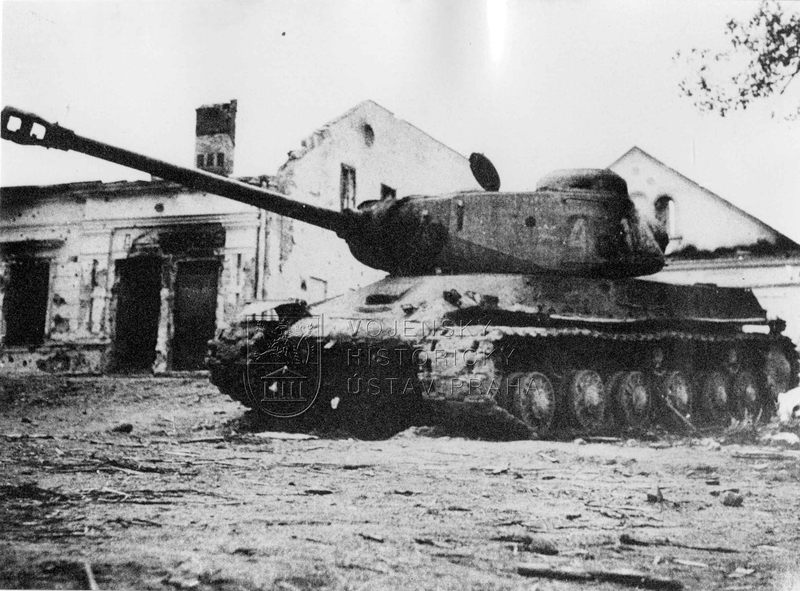 Vyřazený sovětský těžký tank IS-2