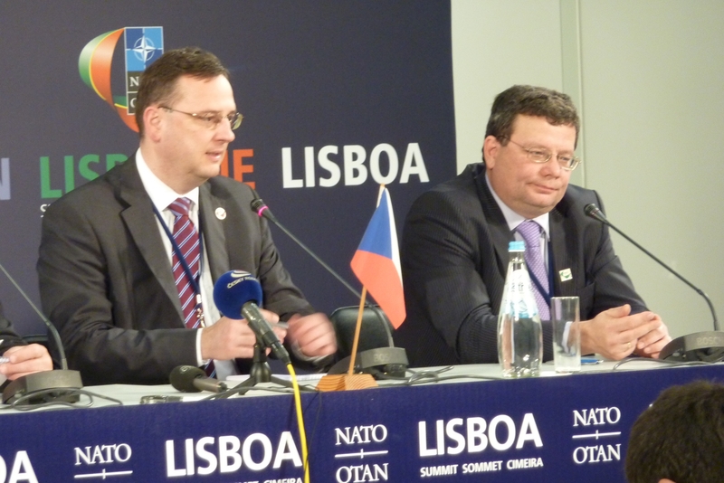 Z tiskové konference české delegace na summitu: premiér Petr Nečas a ministr obrany Alexandr Vondra. Foto Jan Pejšek.