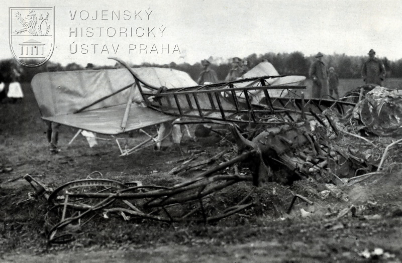 Havarovaný letoun, jímž se M. R. Štefánik vracel 4. května 1919 do vlasti. Foto sbírka VHÚ.