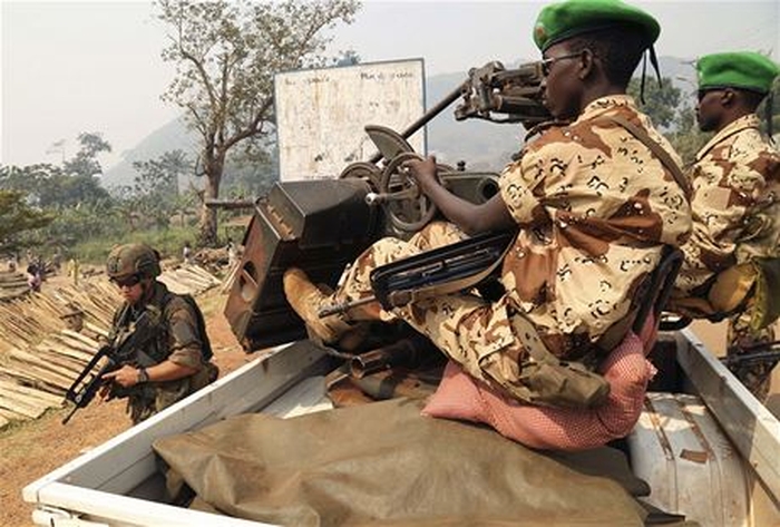 Mezinárodní vojenské síly v Středoafrické republice. Příslušníci mírových sil Africké unie a voják francouzské armády.