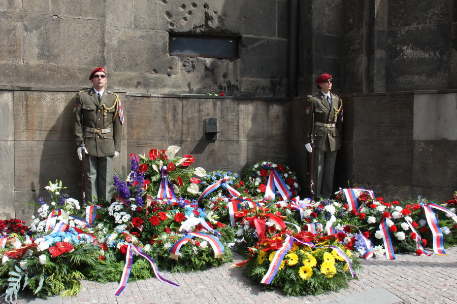 Vzpomínka na parašutisty, kteří bojovali v červnu 1942: "Češi se nevzdávají. Nikdy!"