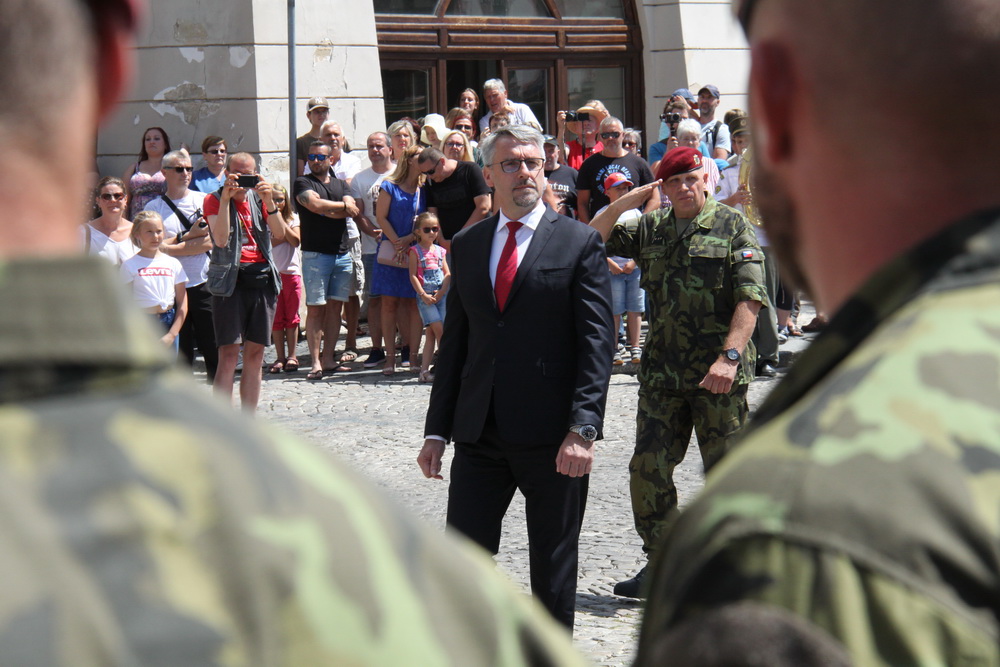 Ministr obrany Lubomír Metnar, v pozadí velitel 4. brn plk. gšt. Josef Trojánek