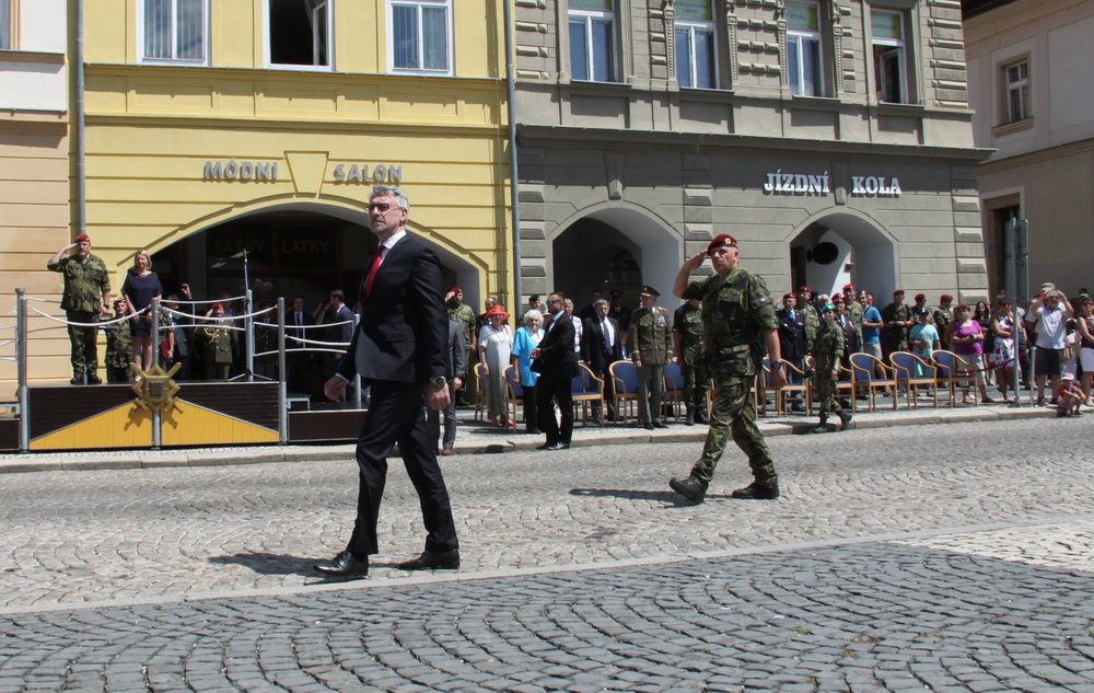 Ministr obrany Lubomír Metnar, za ním velitel 4. brn plk. gšt. Josef Trojánek