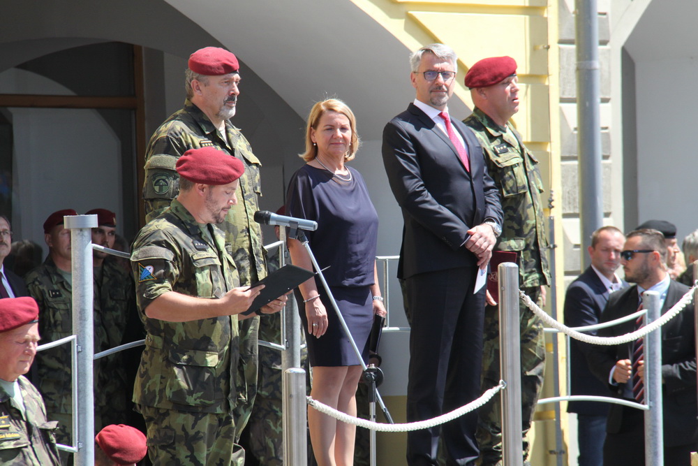 Na pódiu zleva: náčelník Generálního štábu Armády České republiky,armádní generál Aleš Opata, starostka Žatce a senátorka Zdeňka Hamousová, ministr obrany Lubomír Metnar a velitel 4. brn plk. gšt. Josef Trojánek