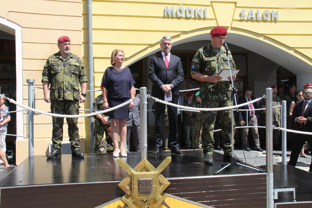 Zleva: náčelník Generálního štábu Armády České republiky,armádní generál Aleš Opata, starostka Žatce a senátorka Zdeňka Hamousová, ministr obrany Lubomír Metnar a velitel 4. brn plk. gšt. Josef Trojánek