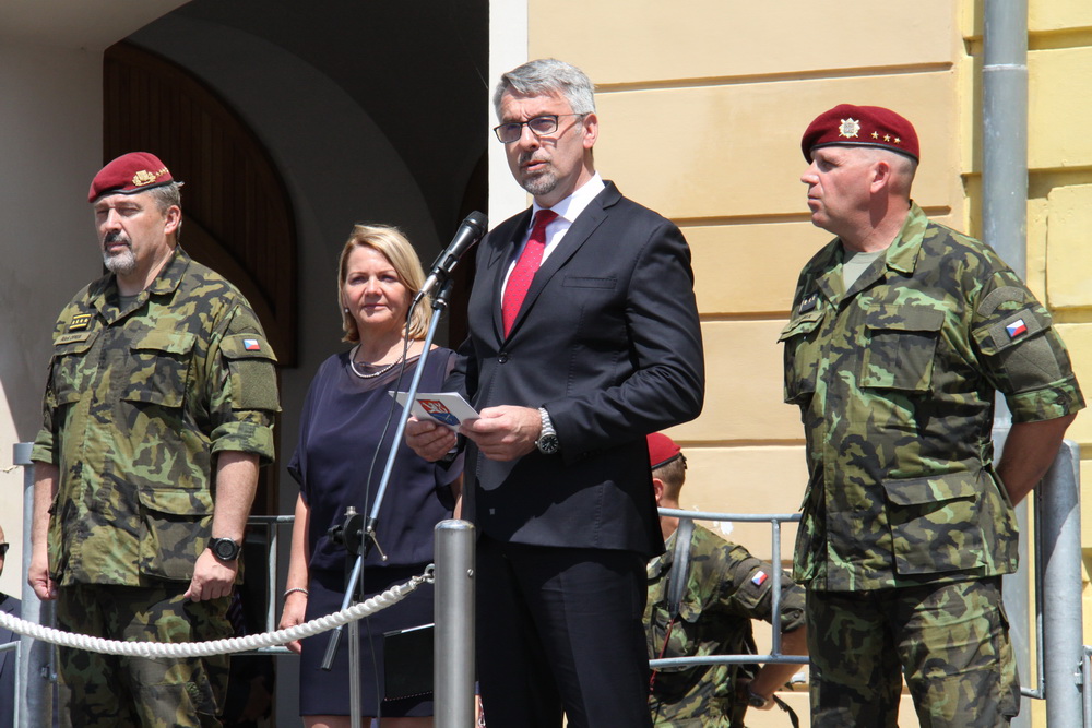 Ministr obrany Lubomír Metnar hovoří na slavnostním nástupu 4. brn