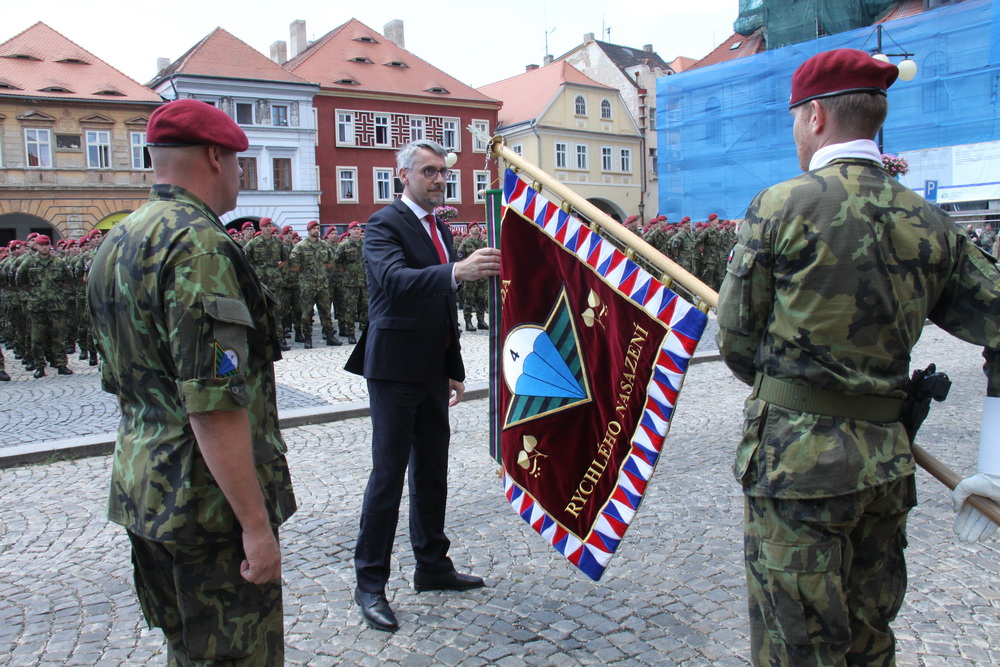 Ministr obrany Lubomír Metnar předává vyznamenání