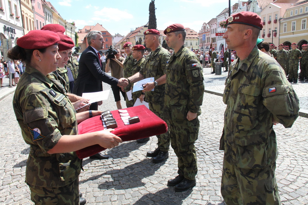 Ministr obrany Lubomír Metnar předává vyznamenání