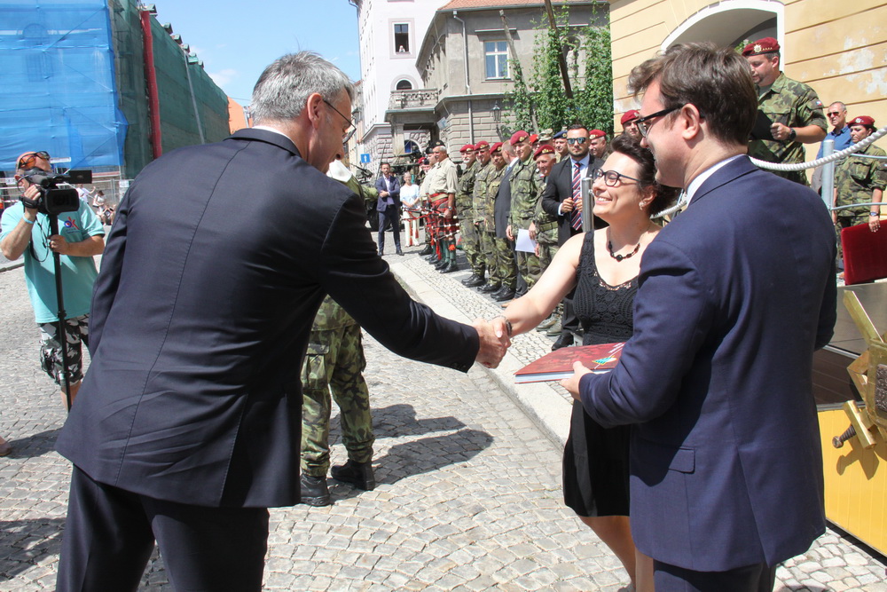 Ministr obrany Lubomír Metnar gratuluje autorům publikace k 25 letům 4. brn