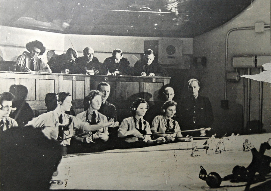 Tato fotografie, zachycující podzemní velitelství v roce 1941, je dnes součástí malé expozice v zázemí bunkru.