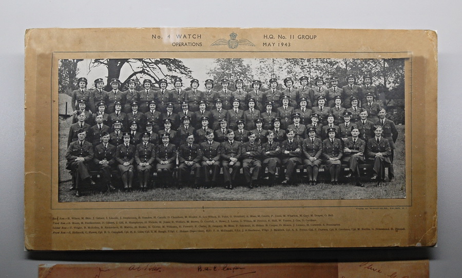 Skupinový snímek příslušníků a příslušnic RAF, kteří sloužili v podzemním velitelství 11. skupiny v květnu 1943.
FOTO: Jaroslav Beránek
