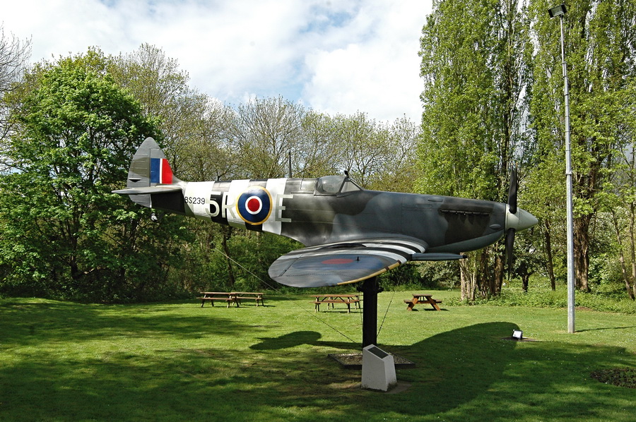 Vchod do bunkru „střeží“ také replika stíhačky Supermarine Spitfire Mk IX v barvách 33. perutě. 
FOTO: Jaroslav Beránek
