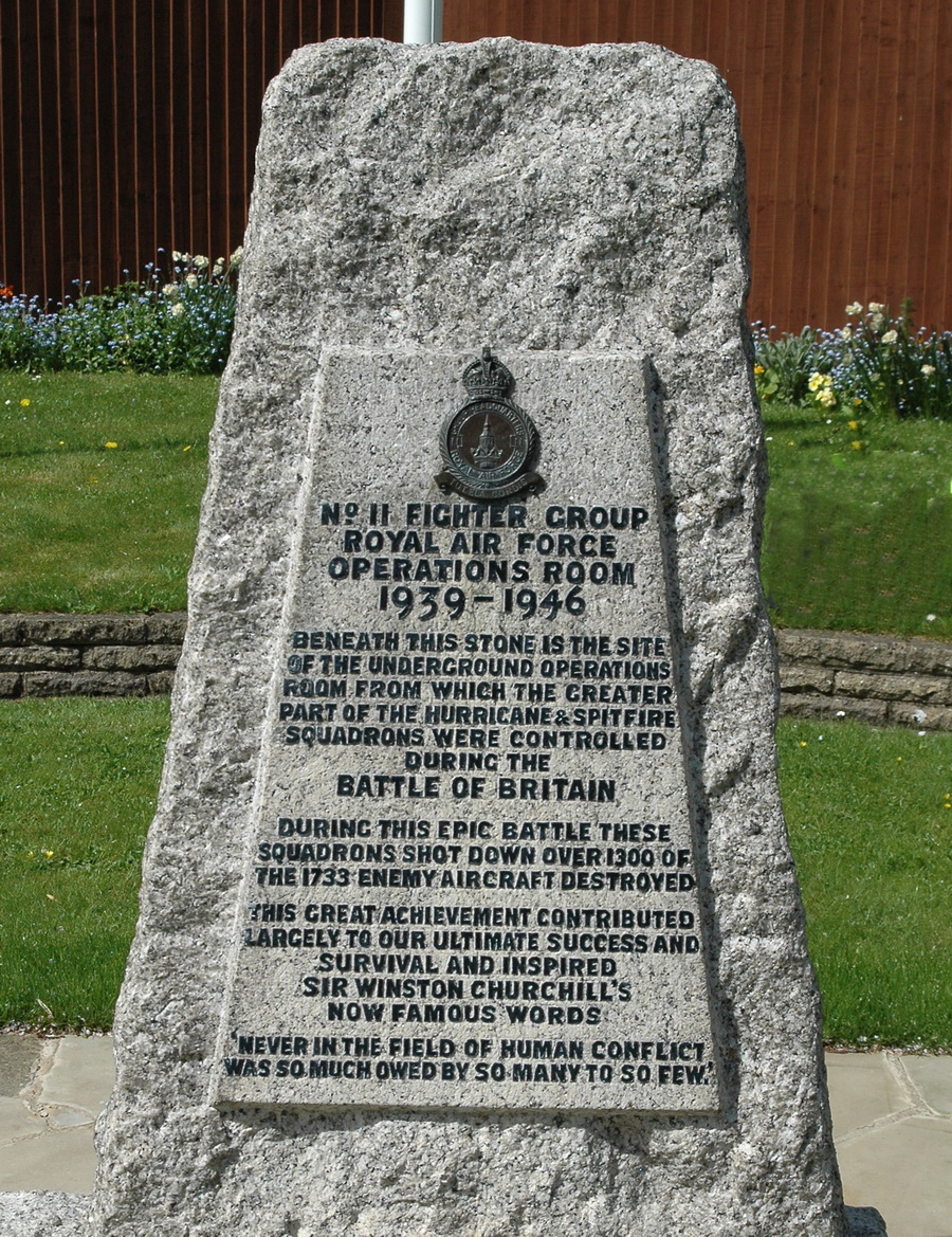 Památník, který připomíná klíčovou roli bunkru během Bitvy o Británii, stojí nedaleko od jeho vchodu. V roce 1958 jej odhalil Air Chief Marshal Sir Hugh Dowding (1882–1970).
FOTO: Jaroslav Beránek
