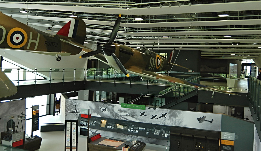 Muzejní hale návštěvnického centra dominují další repliky stíhacích letounů Spitfire Mk I a Hurricane Mk I.
FOTO: Jaroslav Beránek
