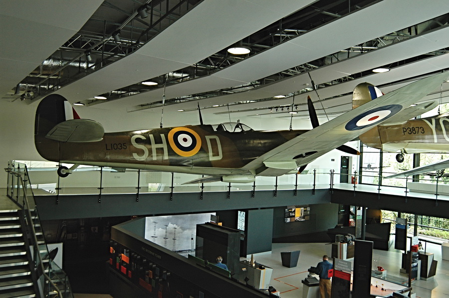 Muzejní hale návštěvnického centra dominují další repliky stíhacích letounů Spitfire Mk I a Hurricane Mk I.
FOTO: Jaroslav Beránek
