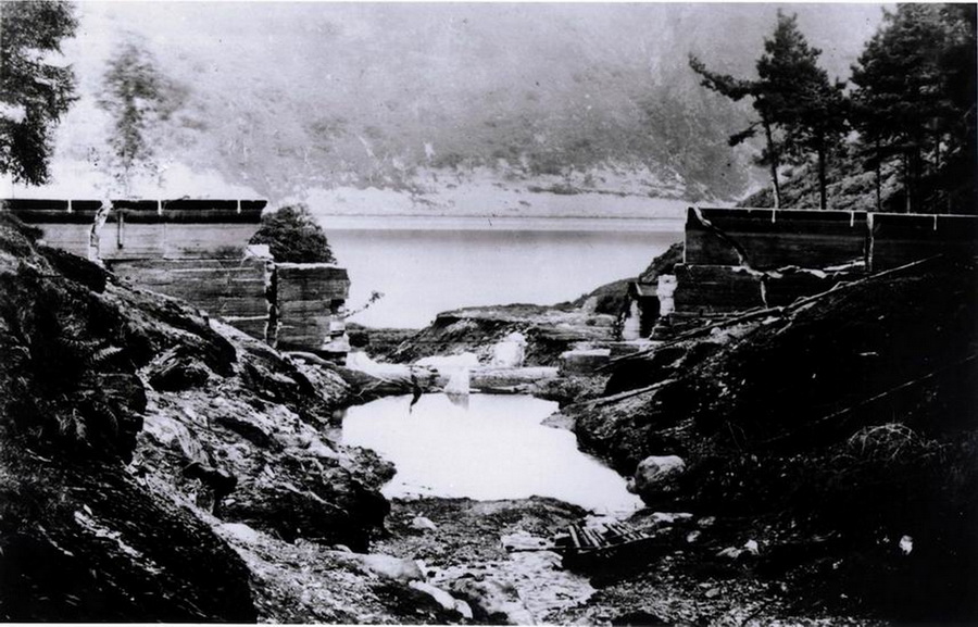 Pohled na poničenou přehradu ve Walesu po cvičném náletu.
FOTO: RAF Museum
