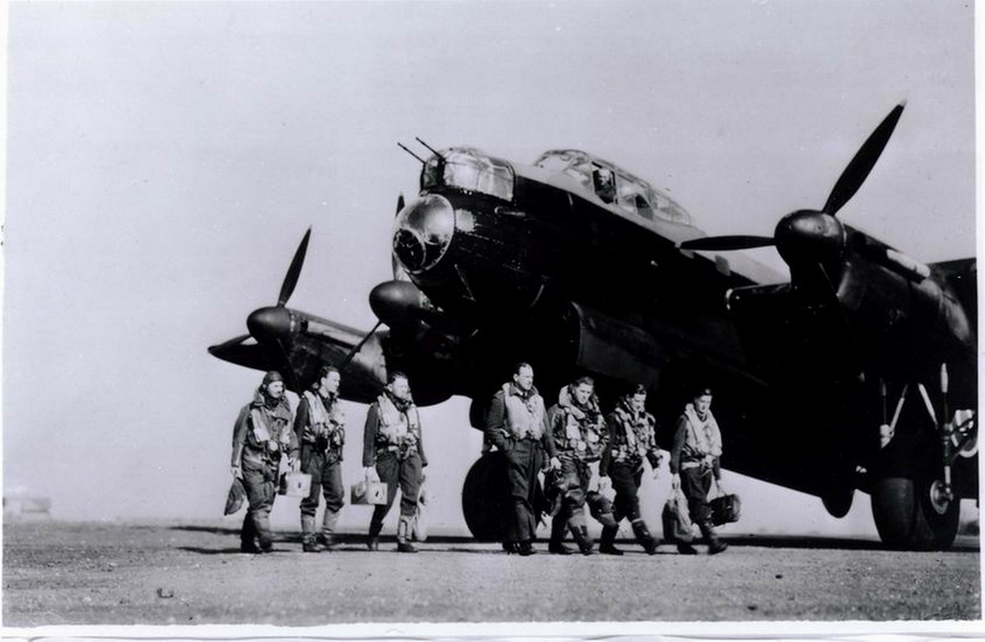 Jedna z posádek 617. peruti před svým Lancasterem.
FOTO: RAF Museum
