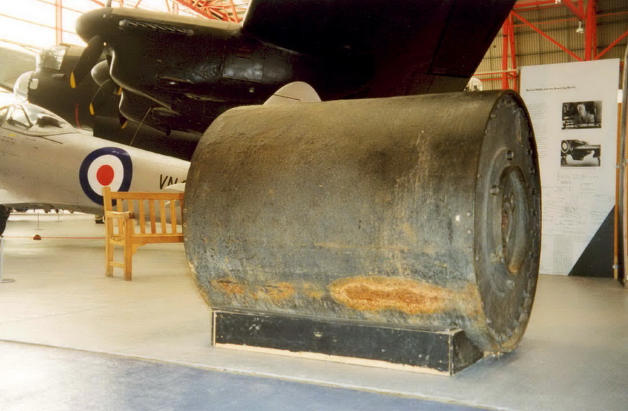 Wallisovu „skákající“ pumu vlastní Letecké muzeum IWM v Duxfordu nedaleko Cambridge. Válcovitá bomba váží 4195 kilogramů a Lancestery 617. perutě kvůli ní musely letět s otevřenými pumovnicemi. Zřejmě v důsledku válečné cenzury psal 18. května 1943 list The Times, že při útoku byly použity letecké miny vážící okolo 700 kilogramů. 
FOTO: Jaroslav Beránek
