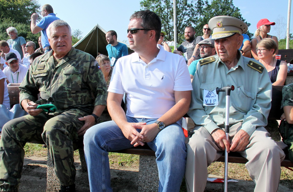 Zleva: armádní generál Pavel Štefka, ministr vnitra Jan Hamáček, brigádní generál Václav Kuchyňka - veterán druhé světové války