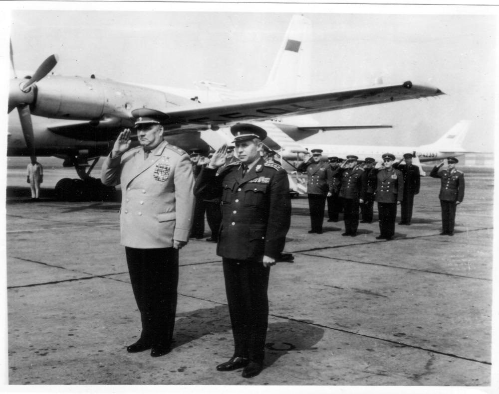 Ministr národní obrany generál Martin Dzúr vítá v létě 1968 na letišti Praha-Ruzyně maršála Ivana I. Jakubovského. Foto sbírka VHÚ.